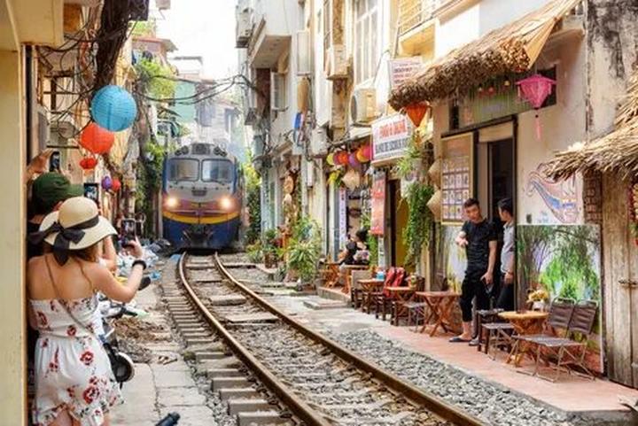 Tiêu đề: Gen Z: Quay trở về quê, quá trình chuyển đổi sống thực tế thành video viral